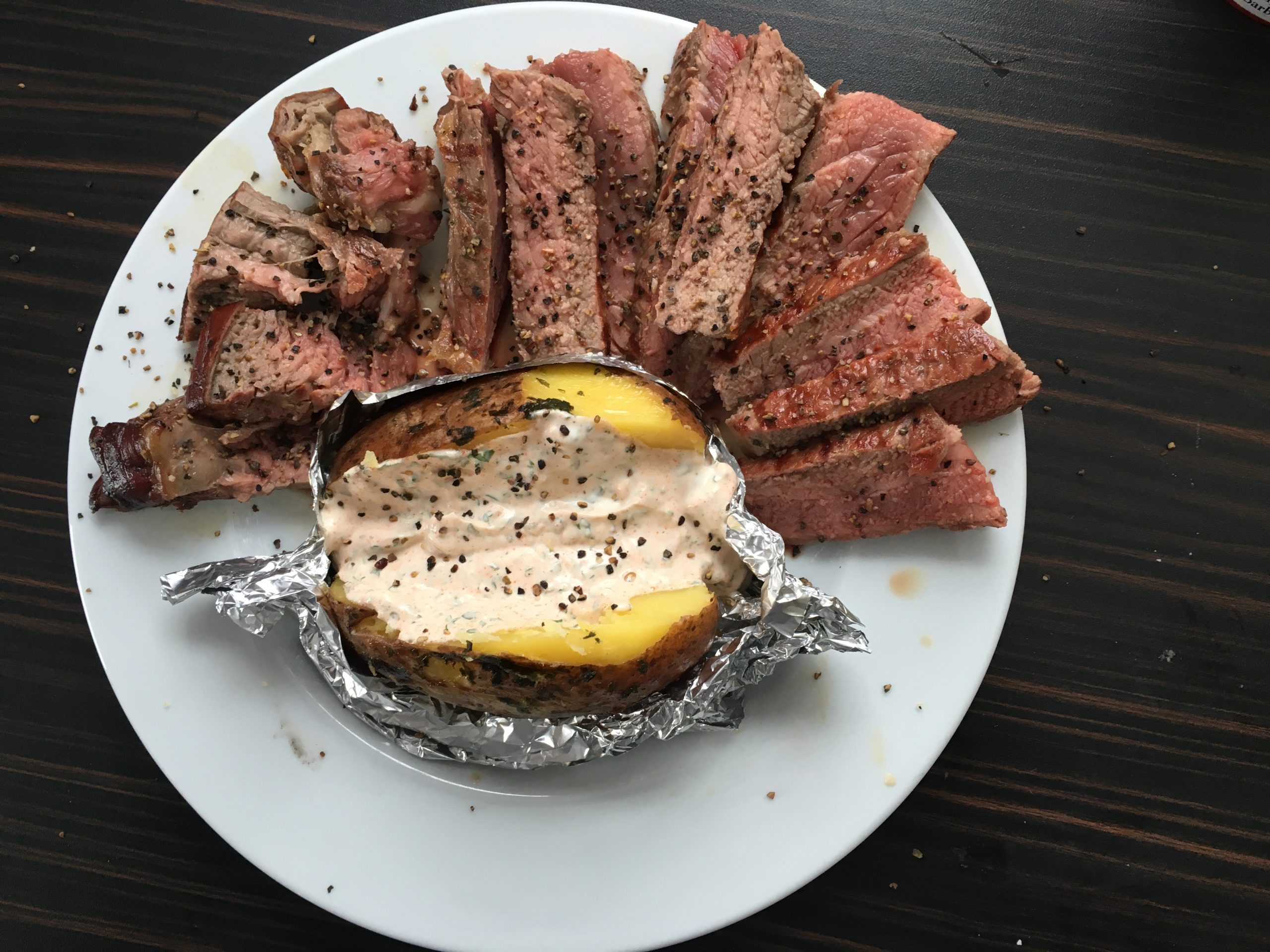 T-Bone Steak mit Folienkartoffeln und Kräuterquark