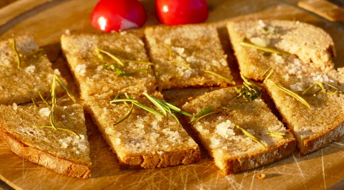 Olivenöl Brot mit Lünesalz und Rosmarin
