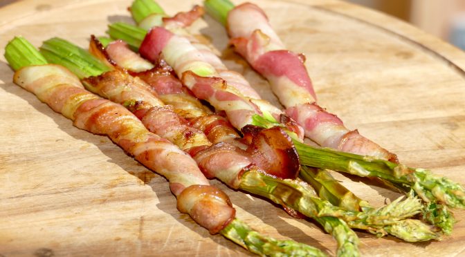 Grüner Spargel in Bacon