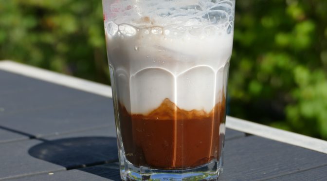 Eiskalter Kaffee mit Kakao